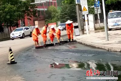 臨沂環衛集團雨后清理淤泥 保持路面整潔