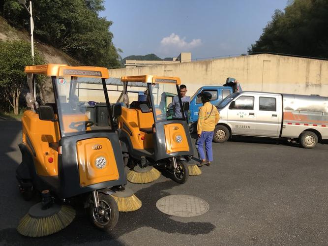 實地考察,想我司采購了兩臺駕駛式道路清掃車,用于轄區的道路清潔工作