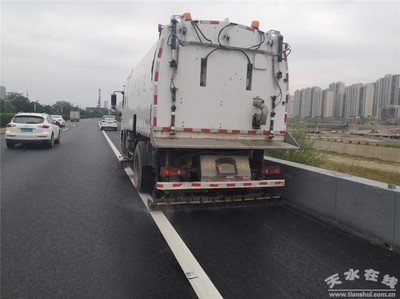 秦州區環衛治理中心按下迎節會 “美顏快門”(圖)