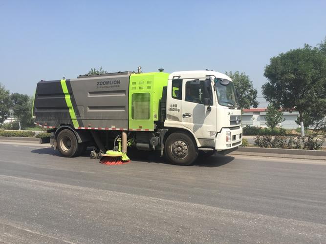 高功率吸塵式道路清掃車作業中.