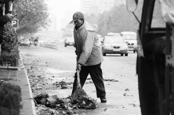 司機將環衛工撞傷 逃逸未遂欲給十幾塊錢了事(圖)