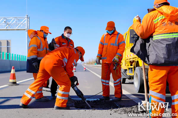 人勤春來早 3月12日起京張高速全面啟動春季灌縫工作