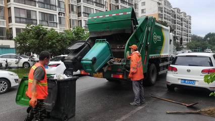 借雨作業,市區兩級環衛部門打造清潔環境迎中秋