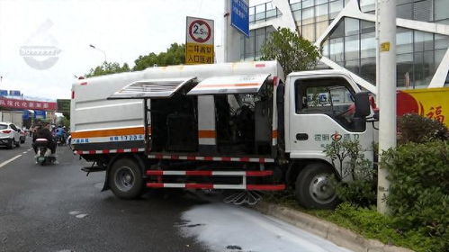 垃圾清運車肇事,清洗車被撞沖破隔離欄飛進綠化帶