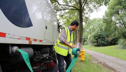 湖州:環(huán)衛(wèi)清掃工 堅(jiān)守在一線