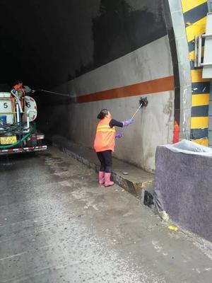 甘泉公路管理段清洗沿線設(shè)施美化道路環(huán)境