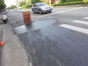 市城管局環衛部門迅速清理路面灑漏油污