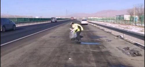 消除隱患 清理路面散落物