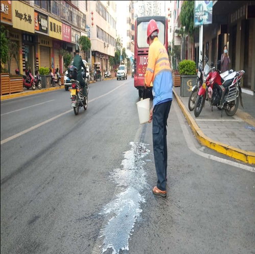 及時清洗道路油污 消除安全隱患