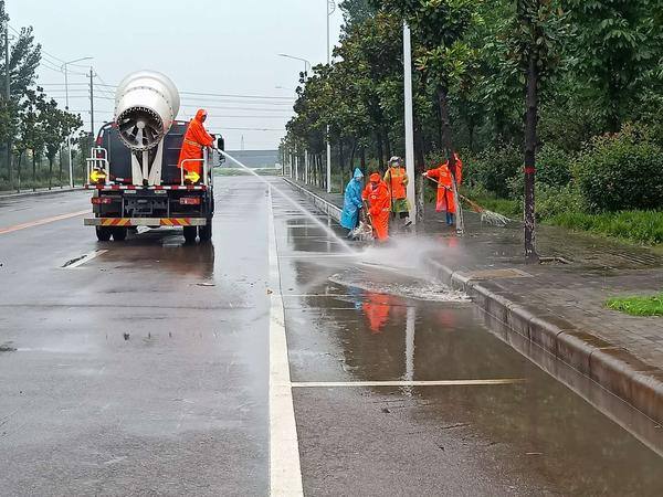 暴雨后道路清淤保潔,仁仁潔啟用環(huán)衛(wèi)保潔應(yīng)急方案,保障道路.