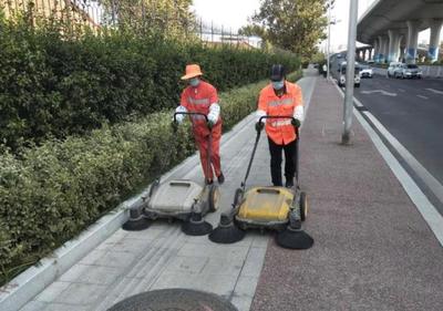 青島市北環(huán)衛(wèi)一公司:加大示范路保潔,共建宜居環(huán)境