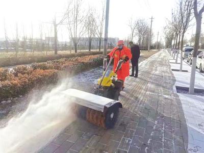 蘭州新區(qū)千余名環(huán)衛(wèi)工及時清掃道路積雪