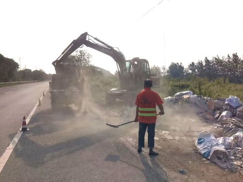 關(guān)注 高郵公路清理路肩300平方米建筑垃圾......