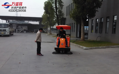 廣州大型工廠水泥道路駕駛掃地的機器報價