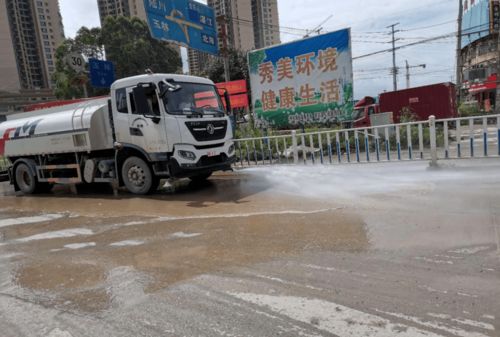 頭一次見 博白街頭驚現清洗護欄神器