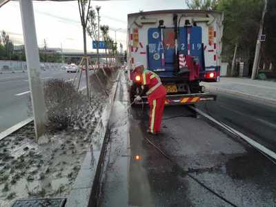 玉泉區環境衛生服務中心全面開啟夜間常態化道路清洗作業模式