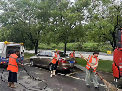 暴雨后漯河城管迅速清淤保潔 還原城市靚麗本色