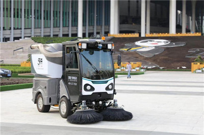 深蘭:智能掃路機