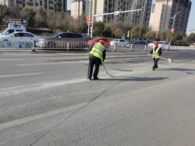 薛城區綜合行政執法大隊及時清洗道路“大花臉”