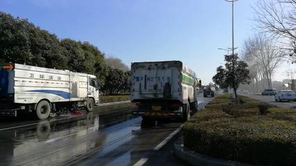 淇濱區7輛保潔車聯合作業 沿途塵土一掃光