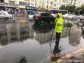 青島交警又變 澆警 雨中保安全暢通