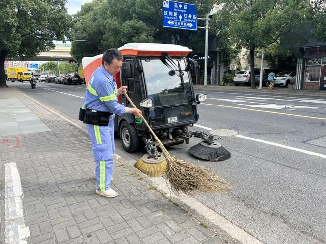 他們為“城市美容師”撐起防暑降溫的“清涼傘”…