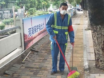 疫情下環衛工的日常:每天消殺9萬平方米