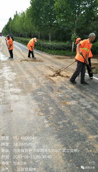 滎陽(yáng)市公路局 清理道路泥土 確保藍(lán)天白云