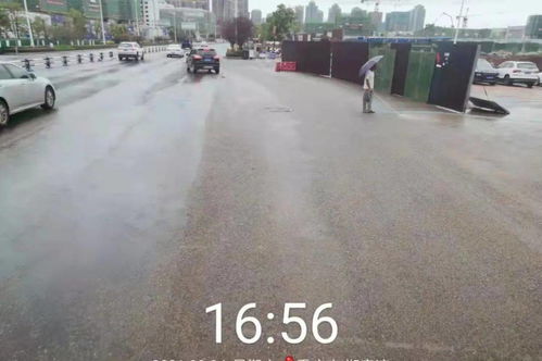 大足區環衛管理所清理路面渣土,維護道路環境