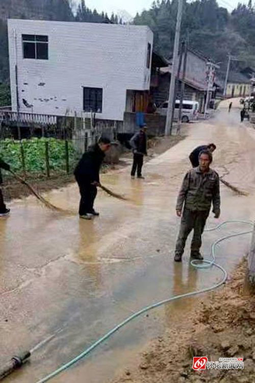 蘇木溪瑤族鄉干群清洗淤泥路 保障道路清潔