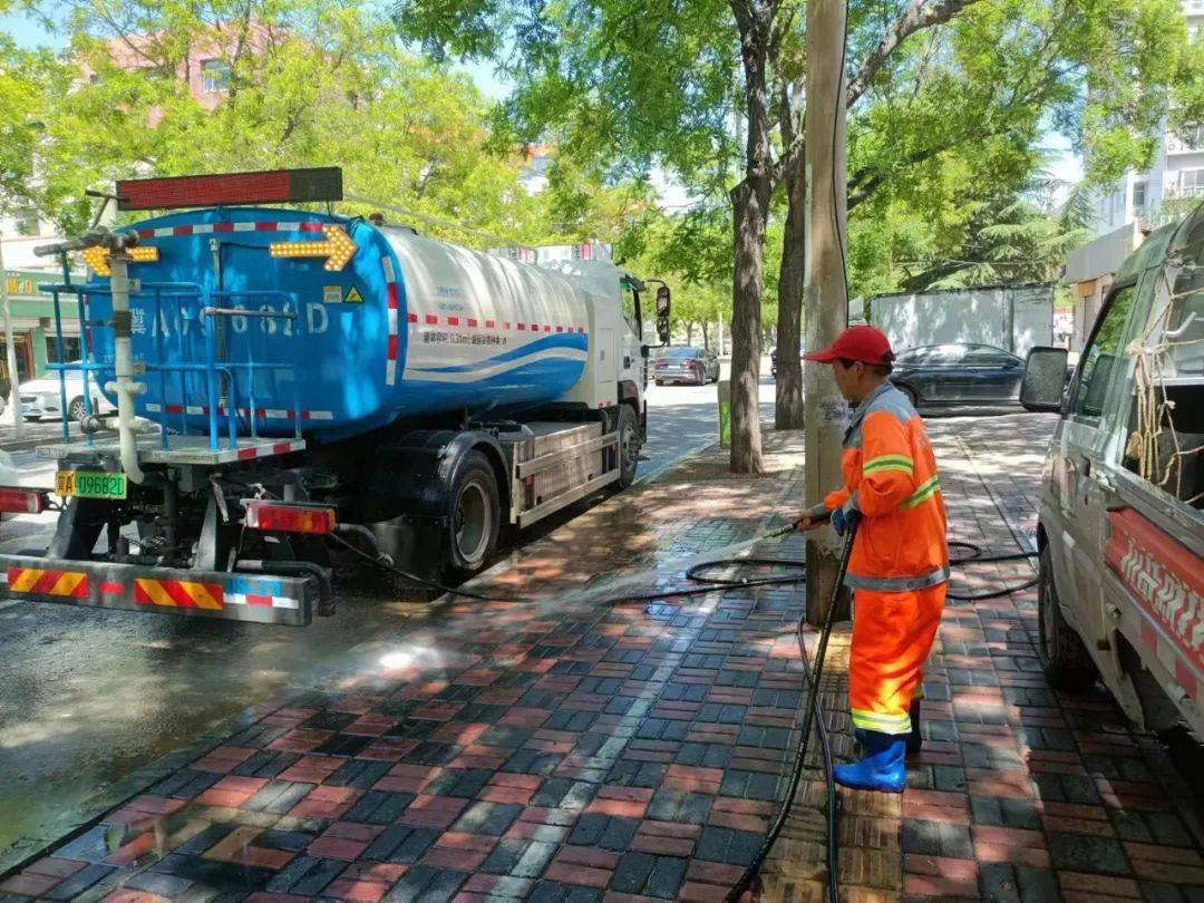 城管在行動(dòng):裕華環(huán)衛(wèi)開(kāi)展大清潔,大沖洗活動(dòng)_作業(yè)_道路_精細(xì)化