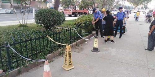 商家霸占路面 拆光