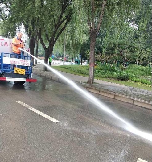漯河郾城區(qū)環(huán)衛(wèi)服務(wù)中心多項(xiàng)舉措清理雨后道路淤泥