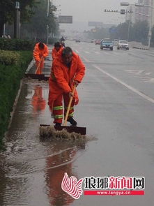 環(huán)衛(wèi)工 借雨作業(yè) 加大雨天道路清掃保潔工作