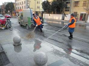 海安環衛工人清洗路面 為市民營造整潔環境
