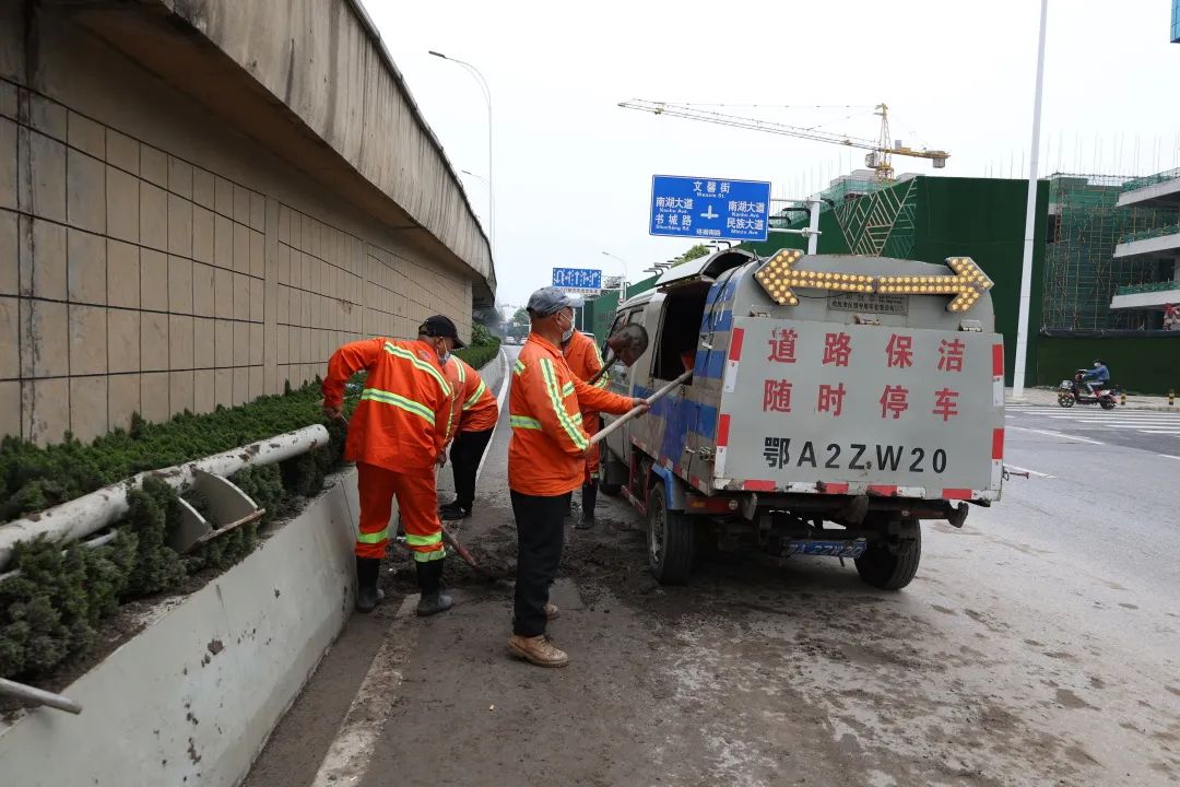 載土農用車污染路面,洪山城管迅速清理現場