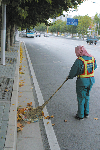 深秋時分落葉黃 環衛工人清掃忙(圖)
