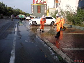 薛城環衛處組織人員清洗路面