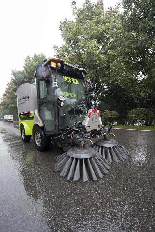 全球首臺(tái)無(wú)人掃地車(chē)現(xiàn)身橘子洲 能自主規(guī)劃清掃線(xiàn)路