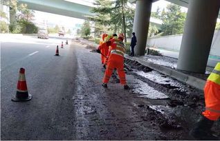 經(jīng)開(kāi)保潔下雨天積極行動(dòng),清淤泥,通道路