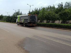 壺關(guān)縣環(huán)衛(wèi)隊(duì)集中清洗道路及護(hù)欄提升道路顏值
