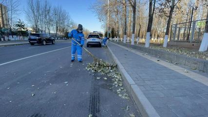 寒風(fēng)中清掃道路落葉,環(huán)衛(wèi)工人凍得手都不聽(tīng)使喚了