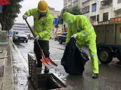 確保雨天道路安全,橋頭環衛部門加班加點清理下水道