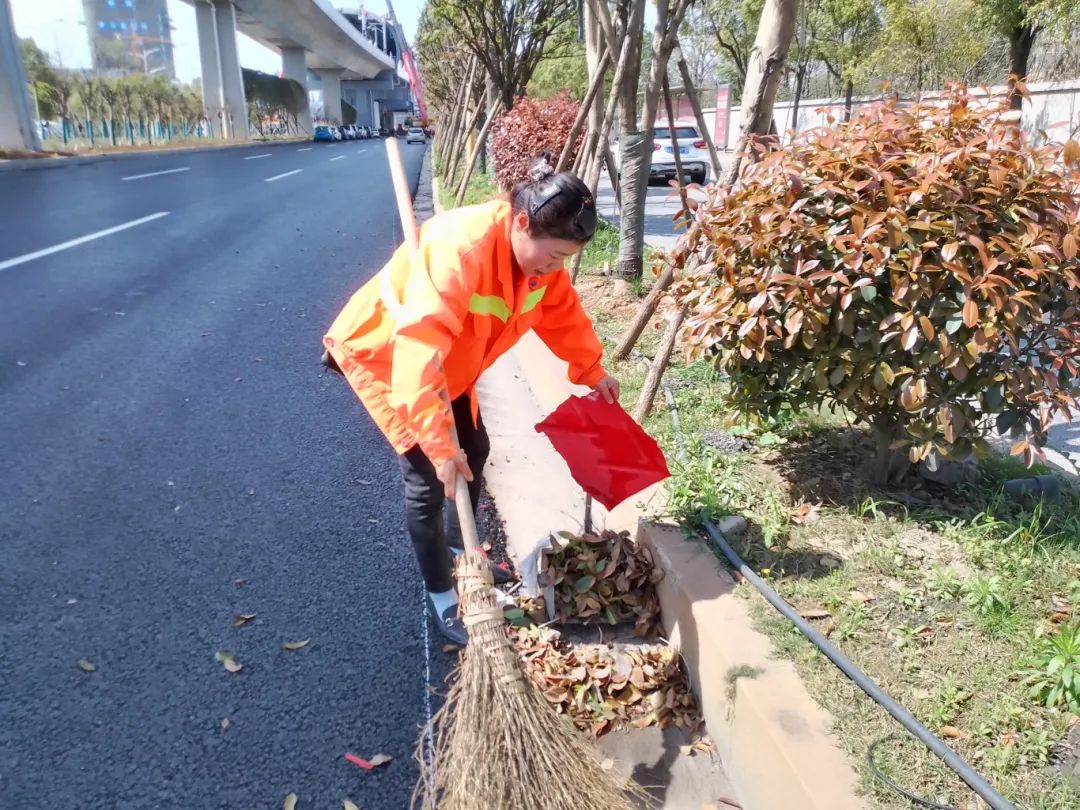 開福環衛雨后清理落葉,確保道路干凈整潔_時刻_紅網