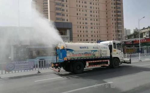 城關(guān)環(huán)衛(wèi)增強道路保潔力度,積極應(yīng)對沙塵天氣