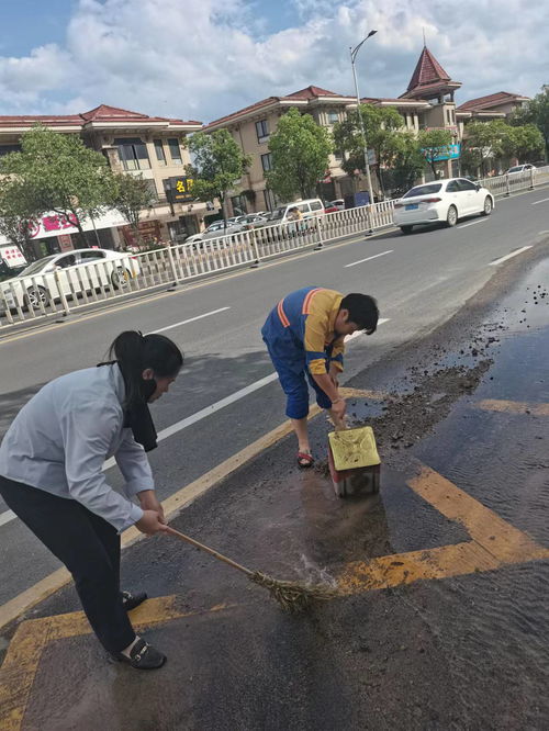 市環衛所及時清理路面遺撒沙石