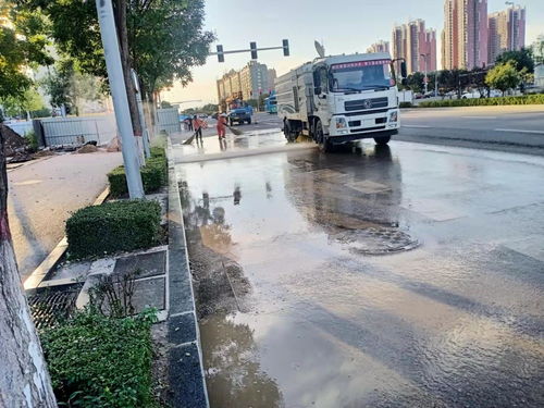 忻州市城市管理局應對強降雨 及時清理道路淤泥