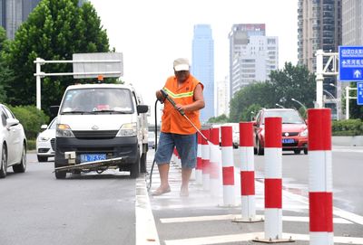 人工精細維護,讓城市家具保持亮色