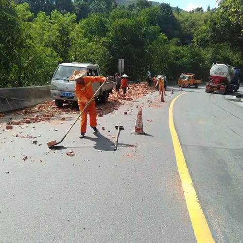 漳州拖頭貨車側翻事故：河道保潔路段車頭撞至變形