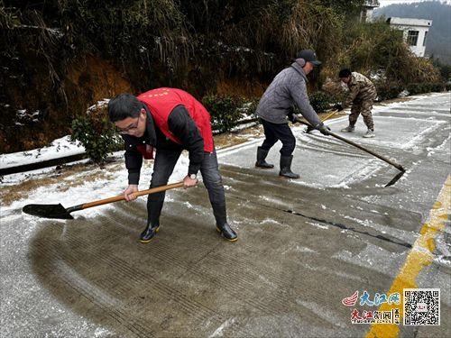 武寧縣船灘鎮 白雪輝映志愿紅，掃冰除雪護平安